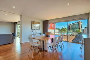 In-room dining - Villa Nogueira IV (Funchal)
