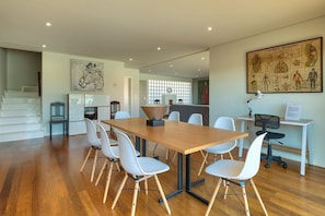 Villa, 4 Schlafzimmer, eigener Pool | Essbereich im Zimmer