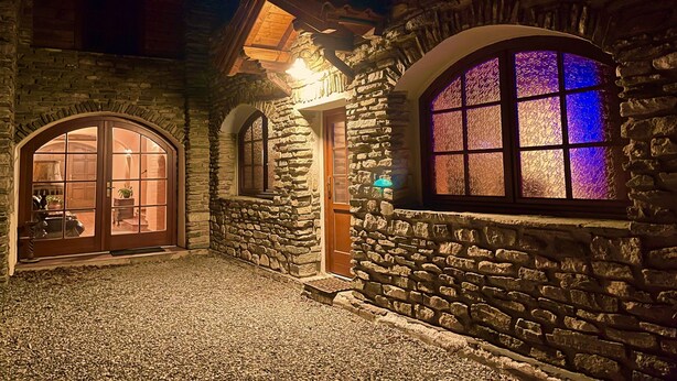 Un sauna, una bañera de hidromasaje