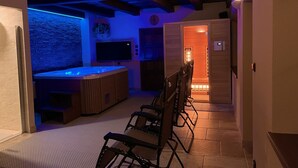 Un sauna, una bañera de hidromasaje