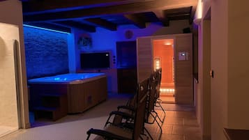 Sauna, hot tub