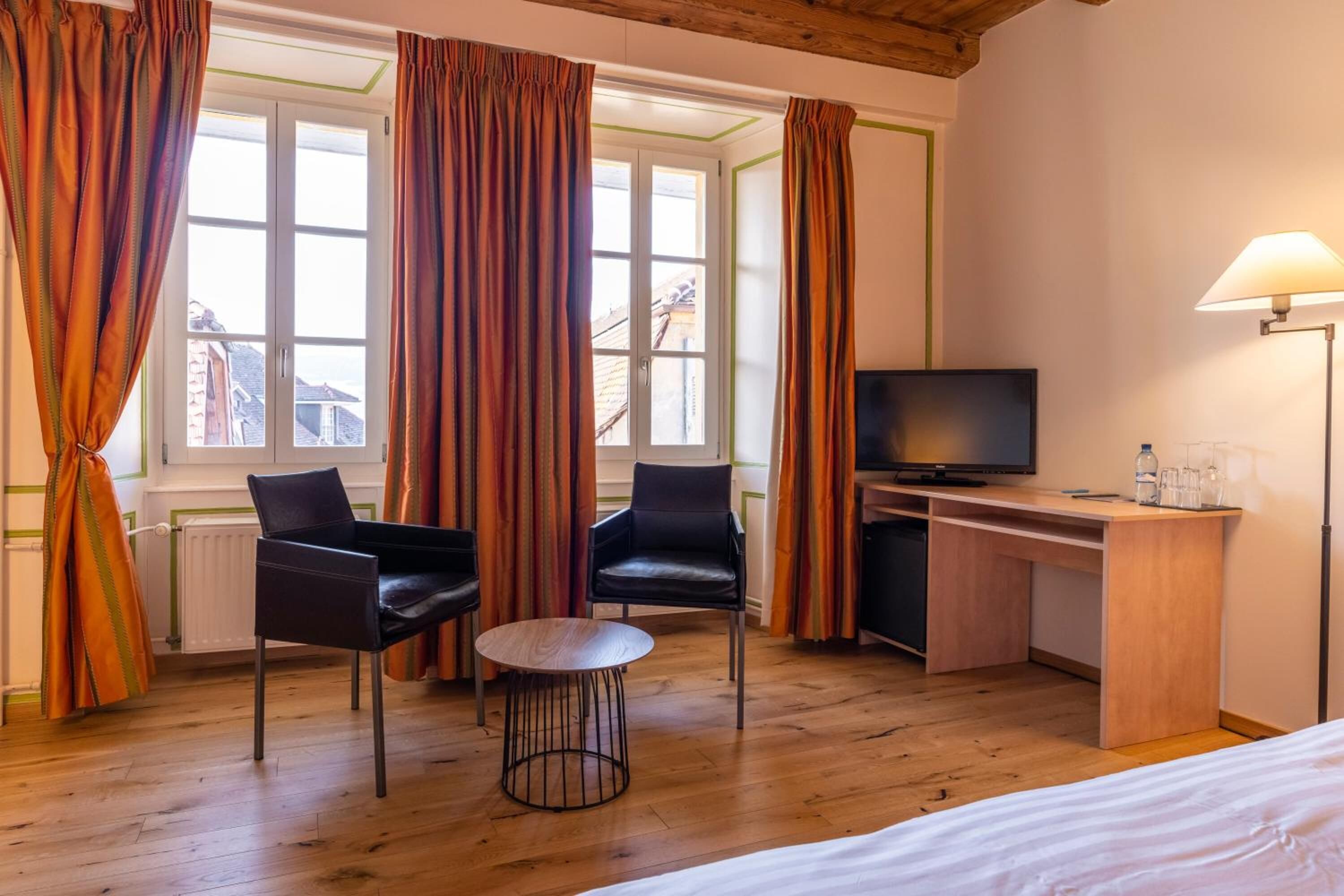 1 bedroom, individually decorated, individually furnished, desk