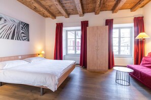 Individually decorated, individually furnished, desk, iron/ironing board - Hotel Le Rive Sud (Estavayer-le-Lac)