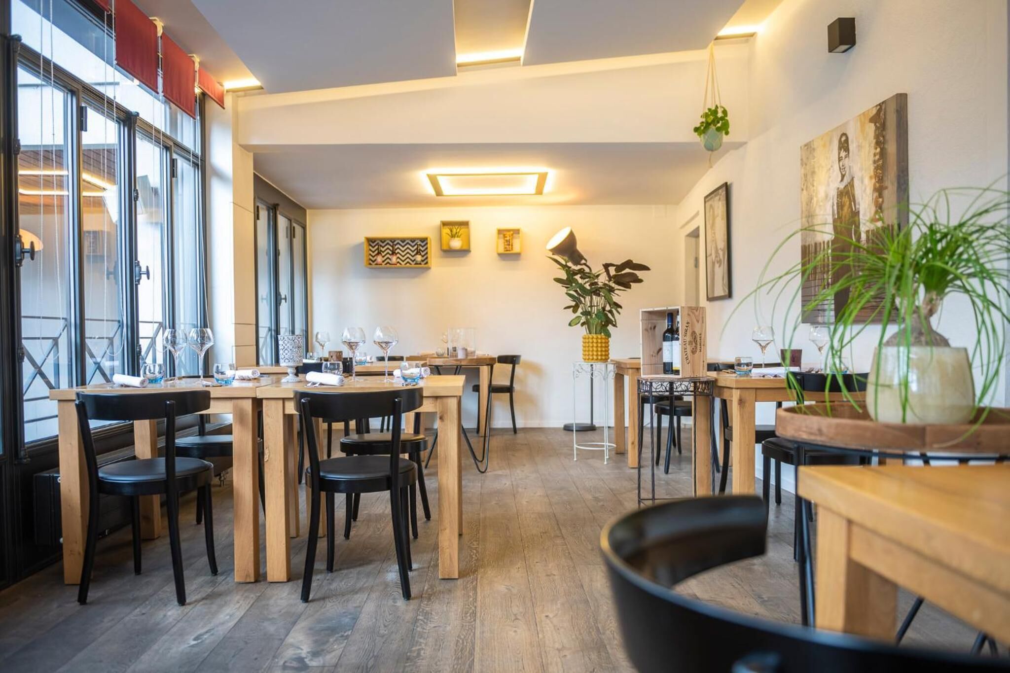 lunch, dinner served; regional cuisine, al fresco dining