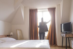 标准双人房 | 特色装修、特色家居、办公桌、熨斗/熨板