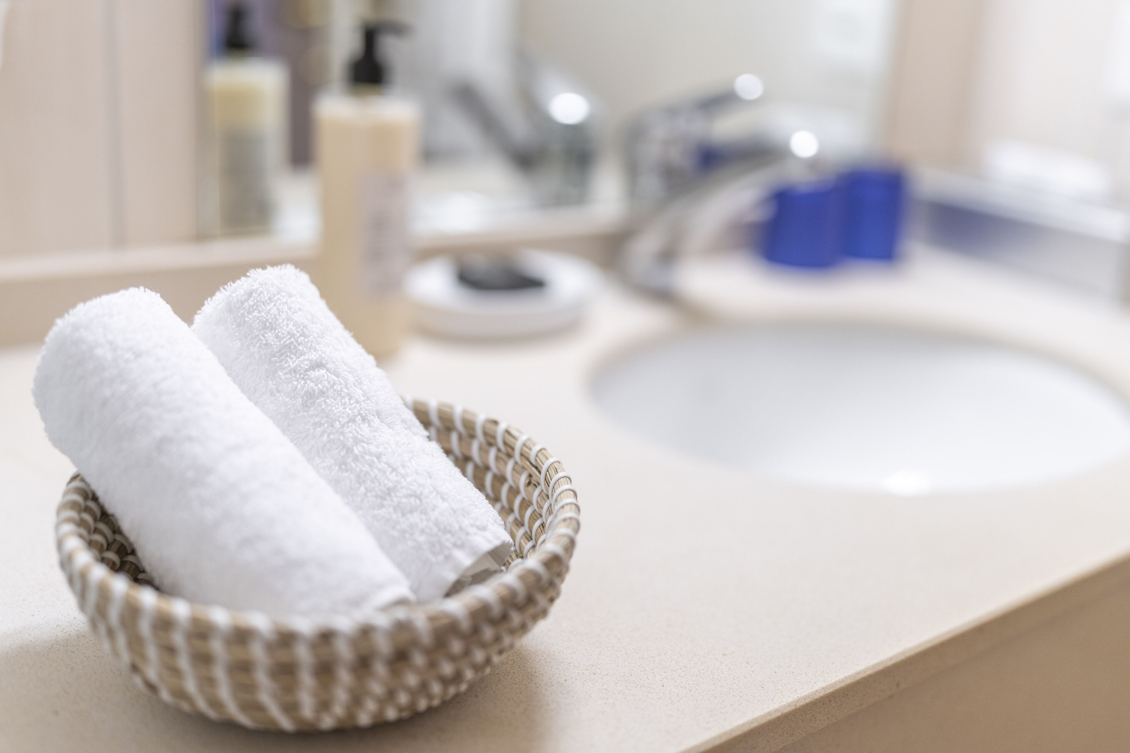 standard double room | bathroom | free toiletries, hair dryer, towels