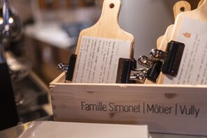 Phục vụ bữa trưa, bữa tối, đặc sản vùng, dùng bữa ngoài trời 