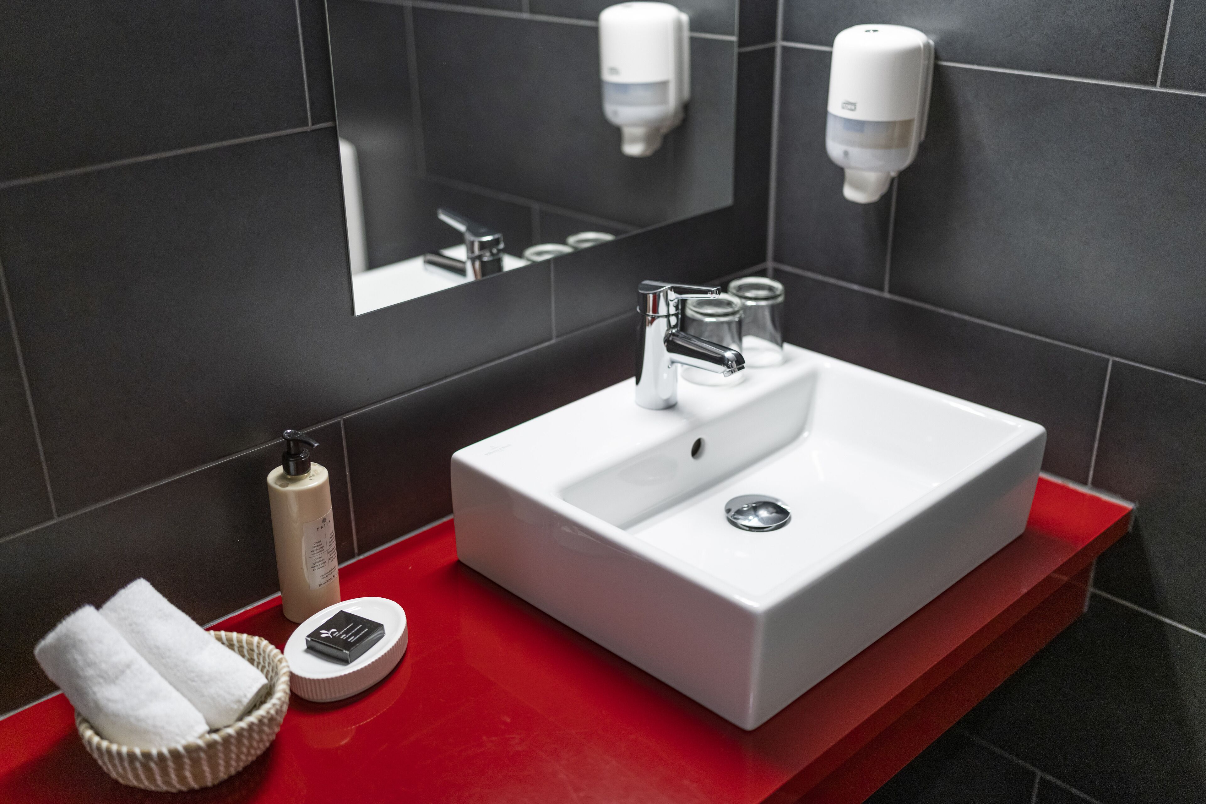 standard double room | bathroom | free toiletries, hair dryer, towels