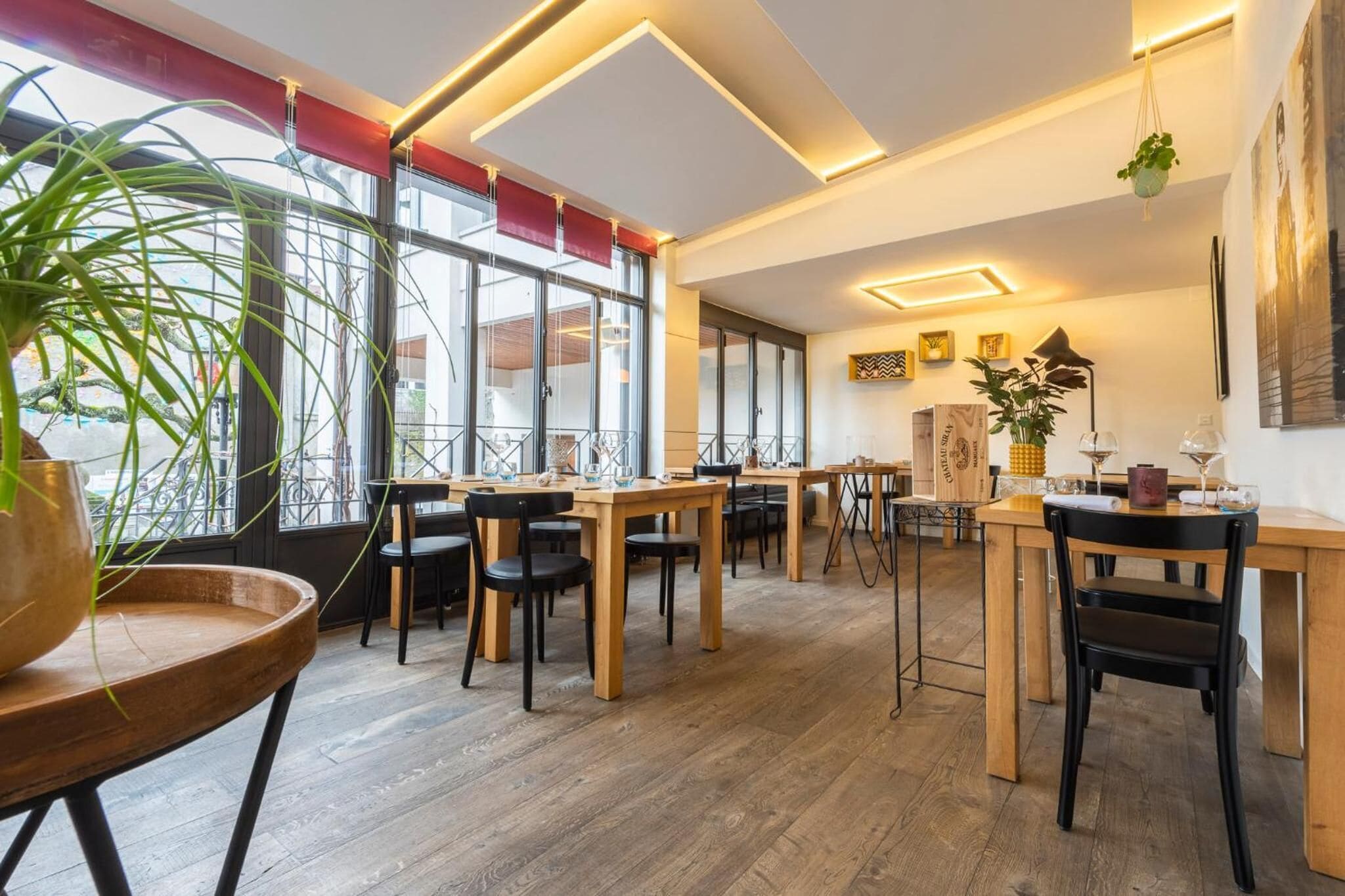 Lunch, dinner served; Regional cuisine, alfresco dining 