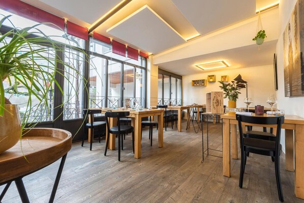 供应午餐和晚餐，地区菜，室外就餐