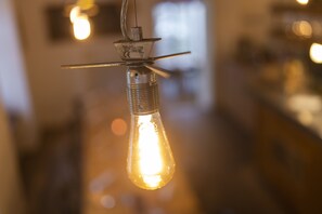 供应午餐和晚餐，地区菜，室外就餐