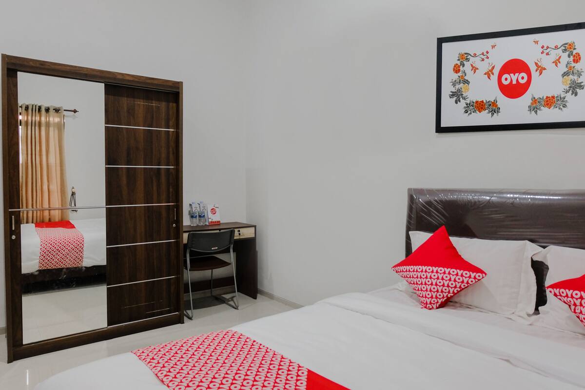 Desk, free WiFi, bed sheets