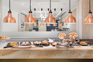 Colazione a buffet, servita tutte le mattine (20 EUR a persona)