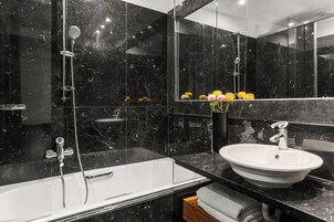 Une salle de bain moderne avec une baignoire, un lavabo et une douche.