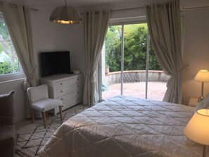 Studio Suite, Kitchen (A2) | Living area | Flat-screen TV - Villa Louise-Rose (Villeneuve-Loubet)