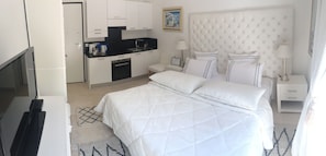 Studio, Kitchen (A1) | Soundproofing, iron/ironing board, free WiFi, bed sheets - Villa Louise-Rose (Villeneuve-Loubet)