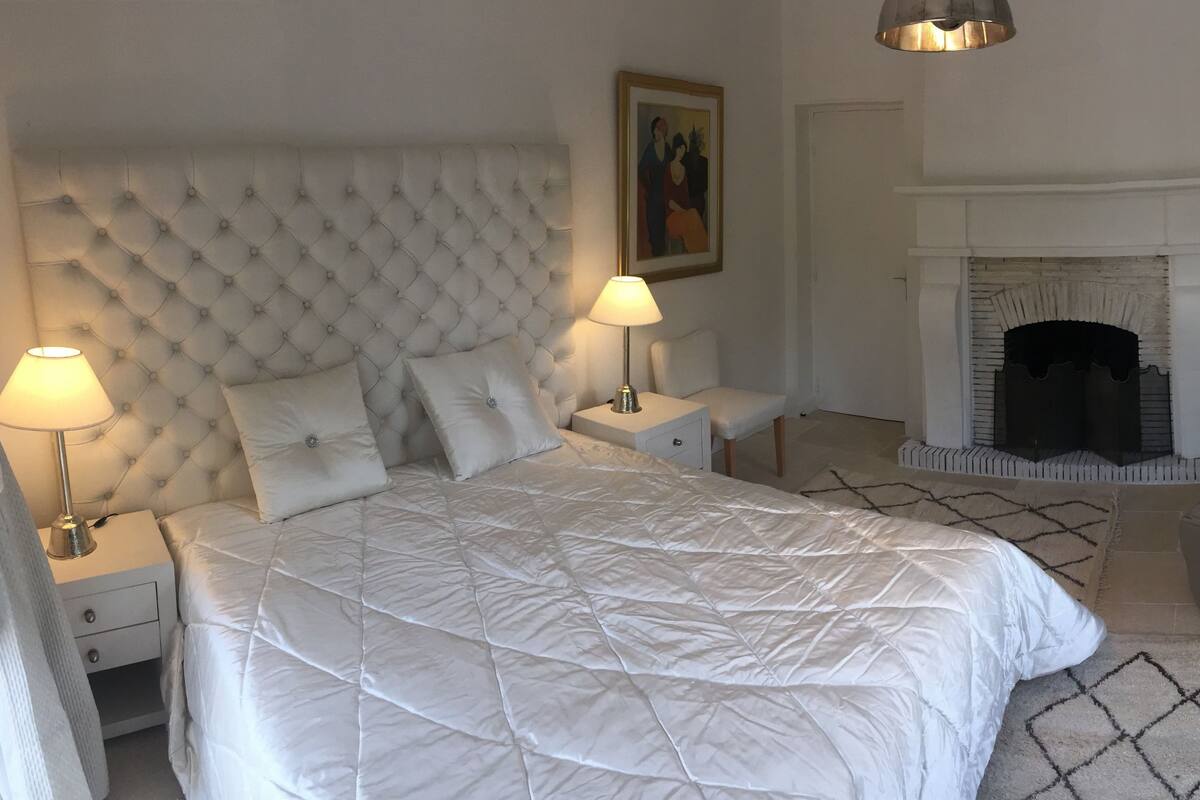Studio Suite, Kitchen (A2) | Soundproofing, iron/ironing board (on request), WiFi (free), bed sheets