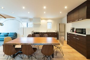 Chalet Premium, 3 habitaciones | Área de sala de estar | Smart TV de 55 pulgadas con canales por cable, televisión y Netflix 