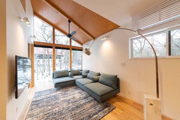 Chalet Premium, 3 habitaciones | Área de sala de estar | Smart TV de 55 pulgadas con canales por cable, televisión y Netflix 