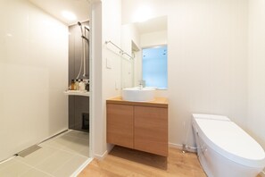 Chalet Premium, 3 habitaciones | Baño | Tina y regadera independientes, tina profunda, secadora de cabello 