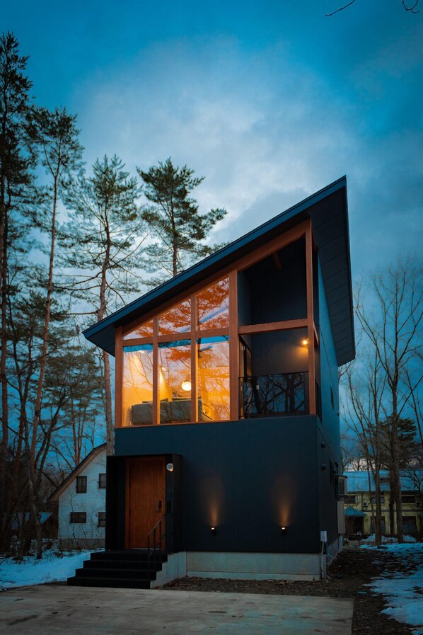 Front of property – evening/night - Black Crane Chalet (Hakuba)
