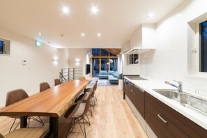 Premium-chalet, 3 makuuhuonetta | Yksityinen keittonurkkaus | Jääkaappi, mikroaaltouuni, uuni, liesi