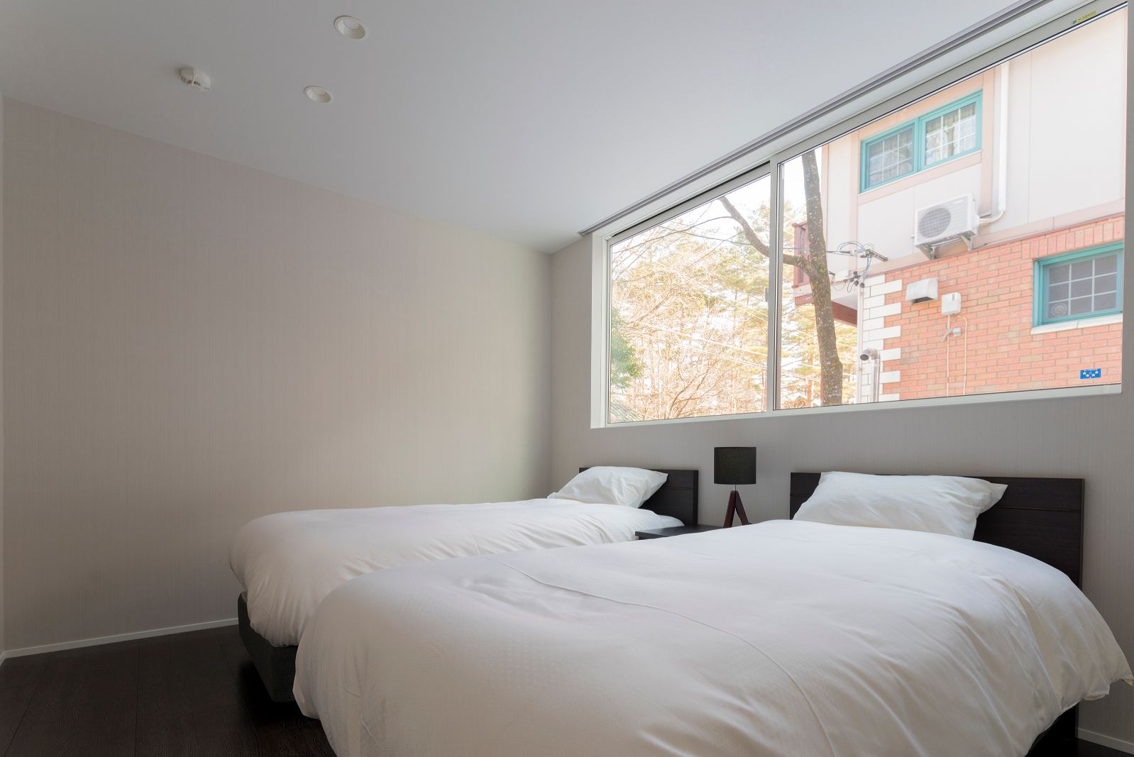 シャレー 3 ベッドルーム (B) | 高級寝具、ピロートップベッド、ノートパソコン用作業スペース、遮光カーテン