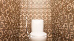 Une salle de bain avec des carreaux décorés et des toilettes.