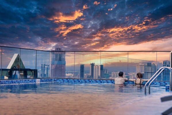 Outdoor pool - Luxcity Hotel & Apartment (Phnom Penh)