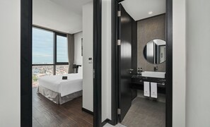 Premium bedding, minibar, in-room safe, individually decorated - Luxcity Hotel & Apartment (Phnom Penh)