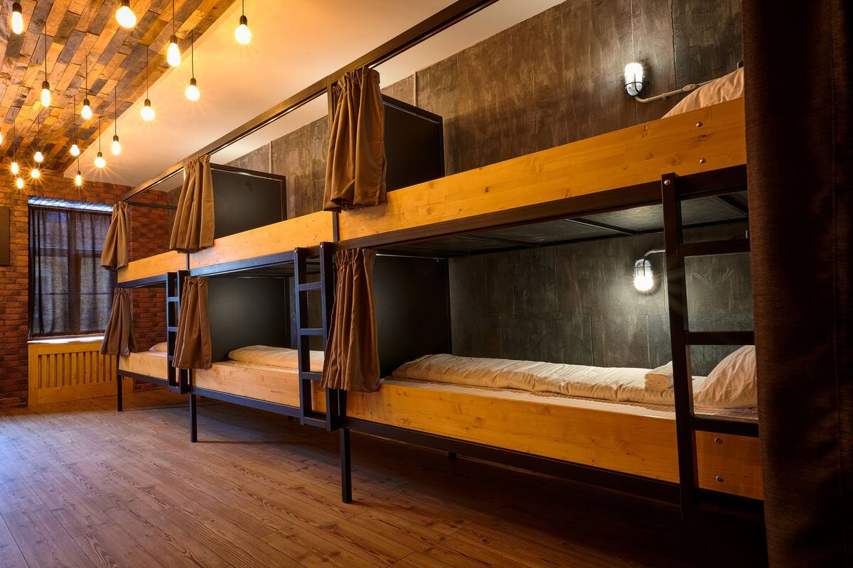 Dormitorio compartido estándar (S12) | Ropa de cama de alta calidad y decoración personalizada