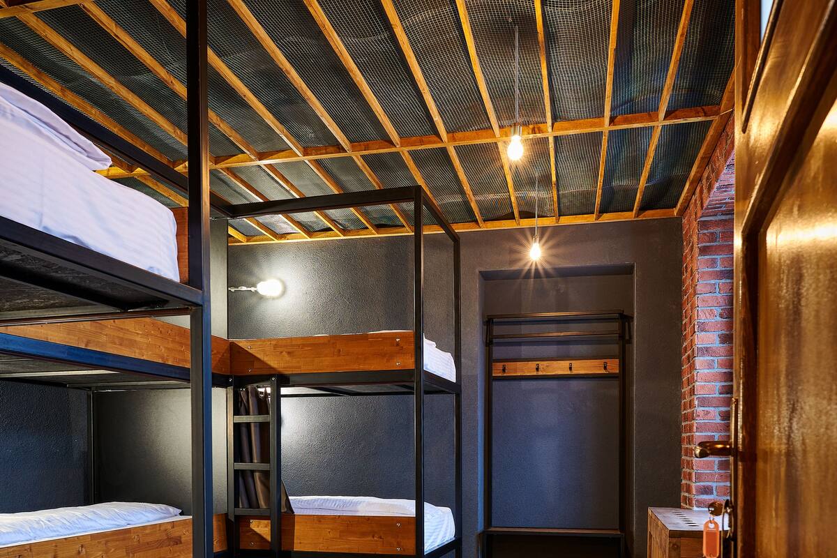 Dormitorio compartido superior (Female) | Ropa de cama de alta calidad y decoración personalizada