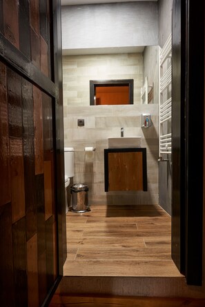 Dormitorio compartido superior (Female) | Baño | Regadera, secadora de cabello, toallas, jabón 