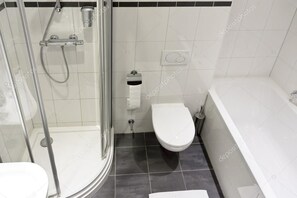 Habitación Deluxe | Baño | Regadera, regadera tipo lluvia, amenidades de baño gratuitas, batas 