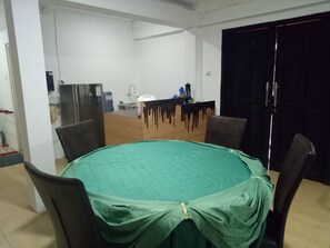 Maison, 2 chambres | Restauration dans la chambre