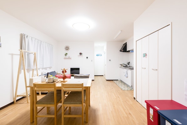 Room (101) | In-room dining