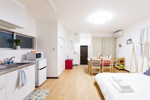 Room (101)