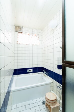 Ferienhaus | Badezimmer | Duschwanne, kostenlose Toilettenartikel, Toilette mit elektrischem Bidet