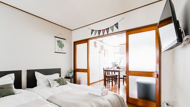 Una habitación de hotel con dos camas, un escritorio y una silla.