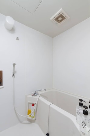 Separate tub and shower, free toiletries, hair dryer, slippers - Mansion Tsukushi (Osaka)