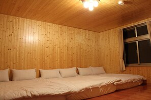 Een bureau, gratis wifi, beddengoed