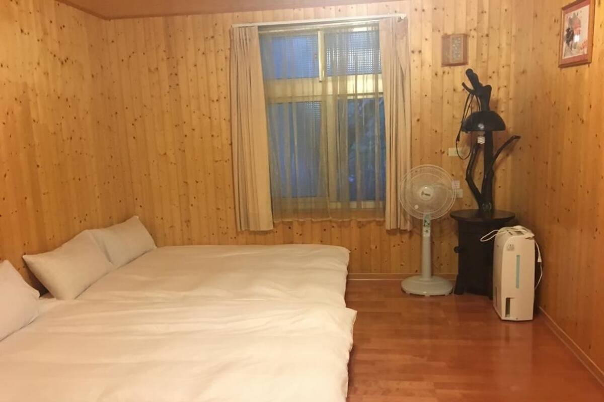 Vierpersoonskamer | Een bureau, gratis wifi, beddengoed