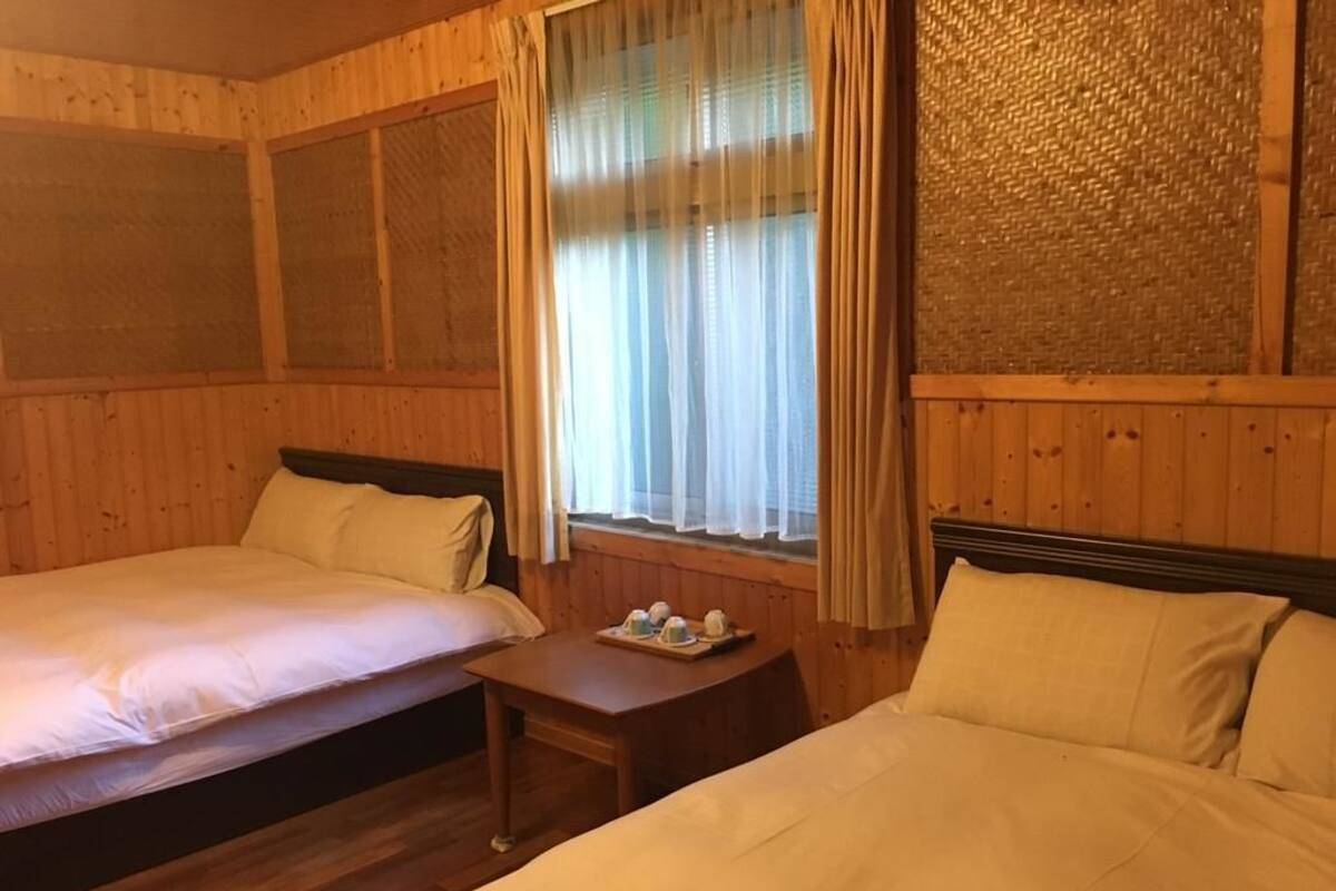 Een bureau, gratis wifi, beddengoed