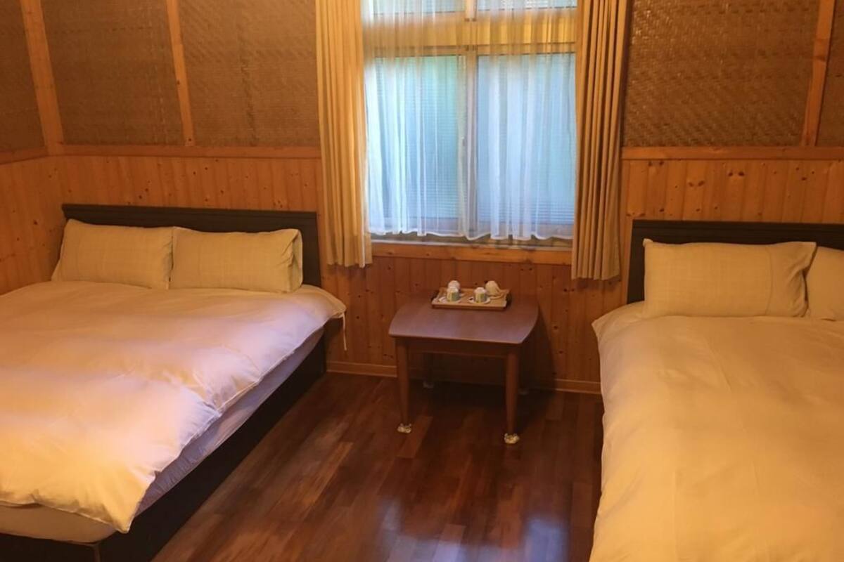 Vierpersoonskamer | Een bureau, gratis wifi, beddengoed