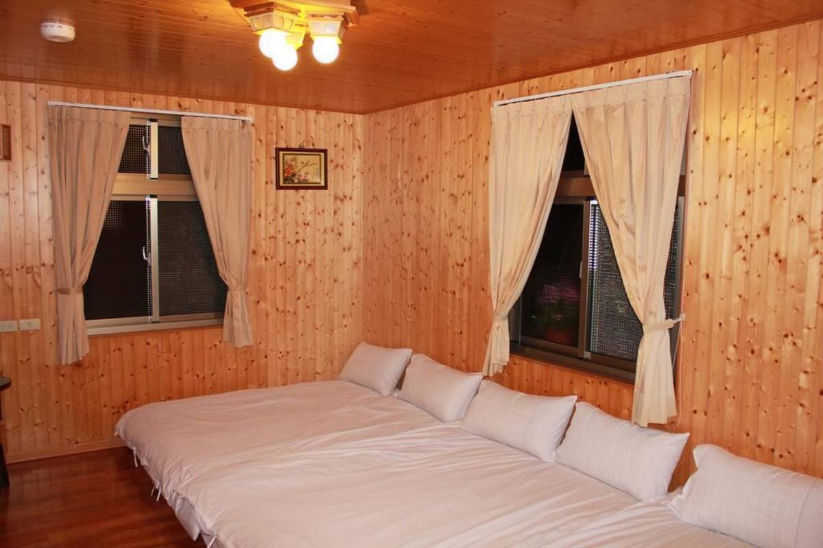 Familiekamer | Een bureau, gratis wifi, beddengoed