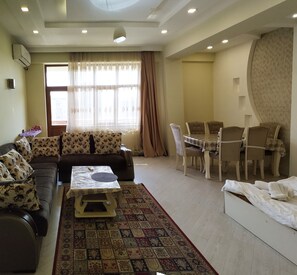 Apartment | Desk, iron/ironing board, free WiFi, bed sheets