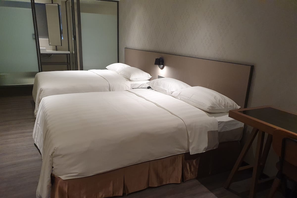 Chambre Deluxe avec lits jumeaux | Literie de qualité supérieure, coffres-forts dans les chambres, bureau