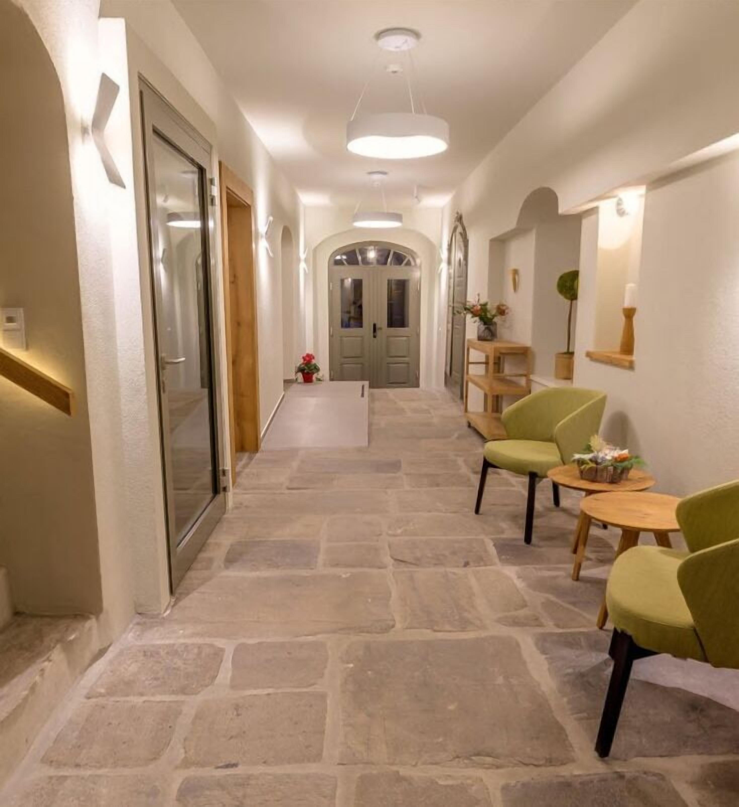 Coin salon dans le hall