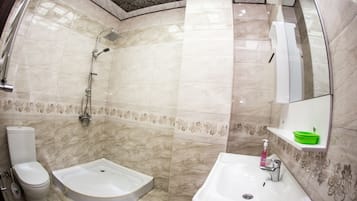 Apartamento conforto | Banheiro | Chuveiro, secador de cabelo, chinelos, sabonete