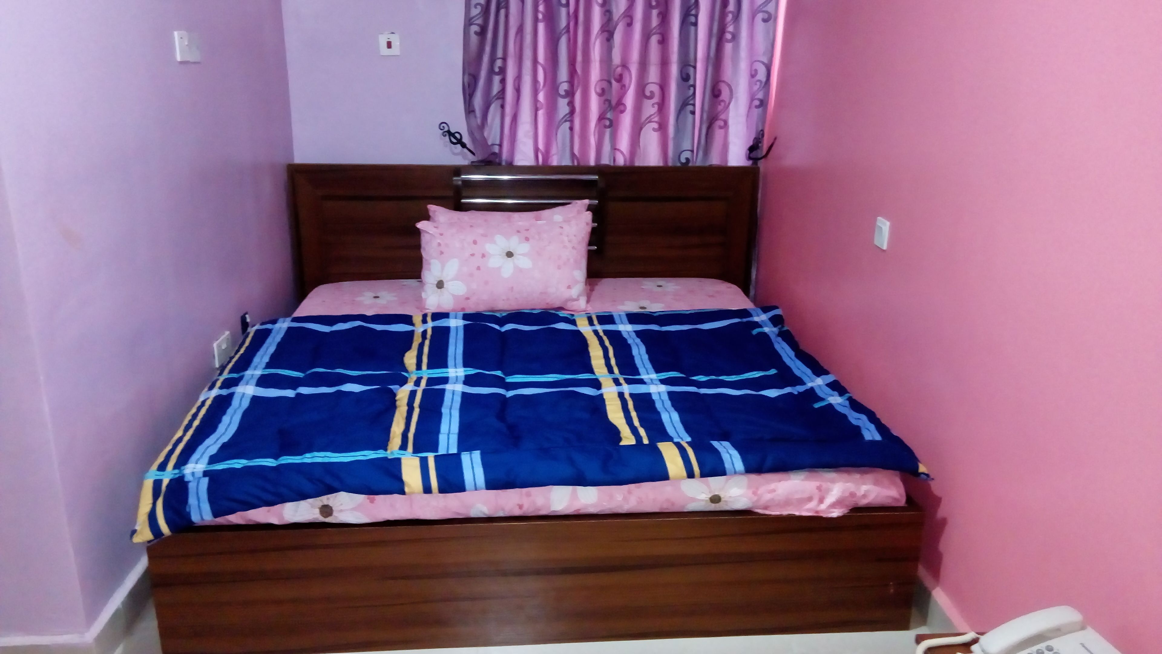 Ropa de cama de alta calidad, wifi gratis y ropa de cama 